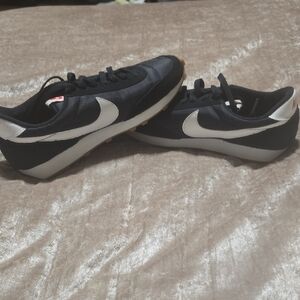 Like NEW! Nike Daybreak-Black and Summit White Womens Sneakers